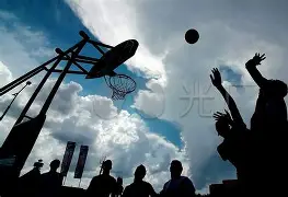 篮球赛场再起风云:江汉青龙队失利东城火狐队,赛场气氛火爆观赏性拉满 篮球赛场再起风云:江汉青龙队失利东城火狐队,赛场气氛火爆观赏性拉满