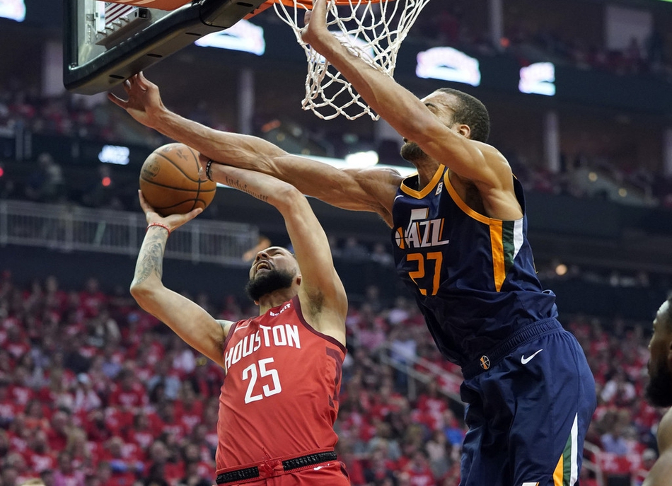 UFC巡回赛焦点战:齐鲁雄狮队大胜庐州雷豹队,外线火力全开。技战术储备厚实 UFC巡回赛焦点战:齐鲁雄狮队大胜庐州雷豹队,外线火力全开。技战术储备厚实